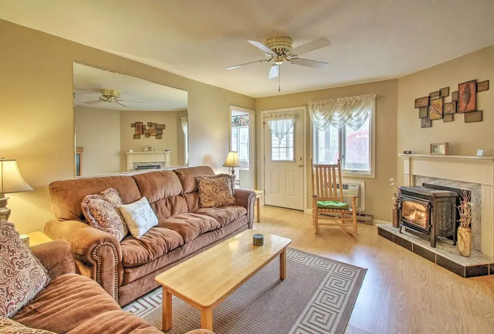 Lincoln Resort Condo w/ Pool Access - Near Hiking!