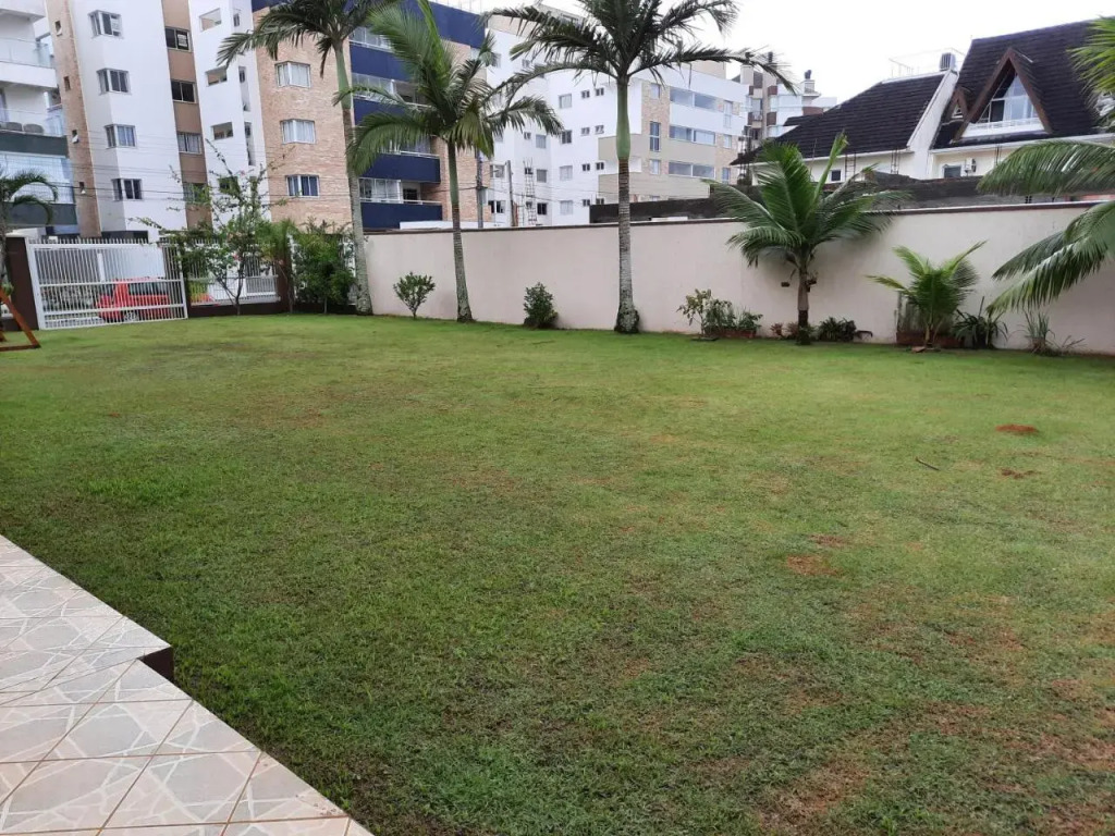 Casa com 5 suítes - ampla - perto do mar