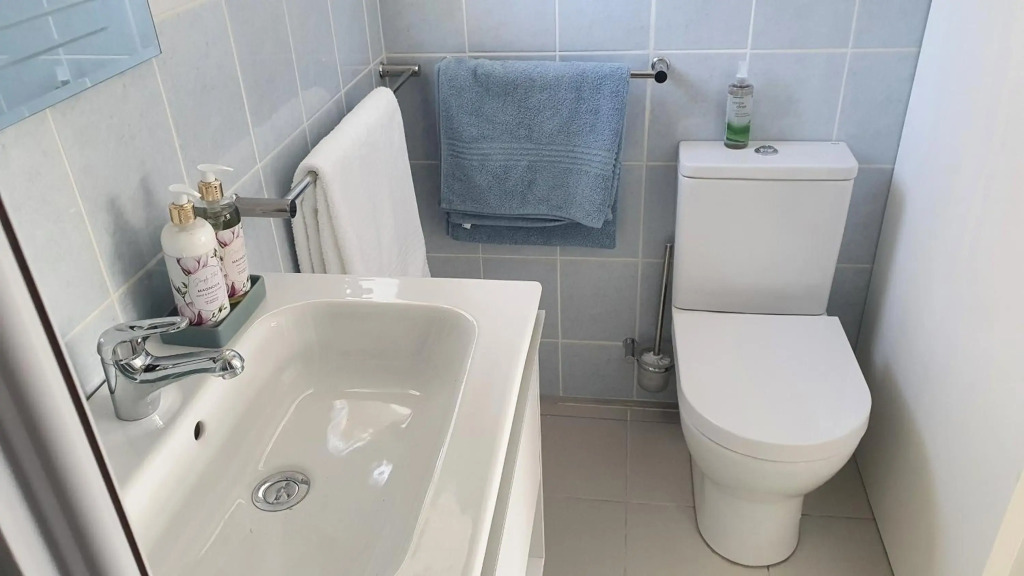 Modern Solar powered 1 bed studio apartment with amazing views