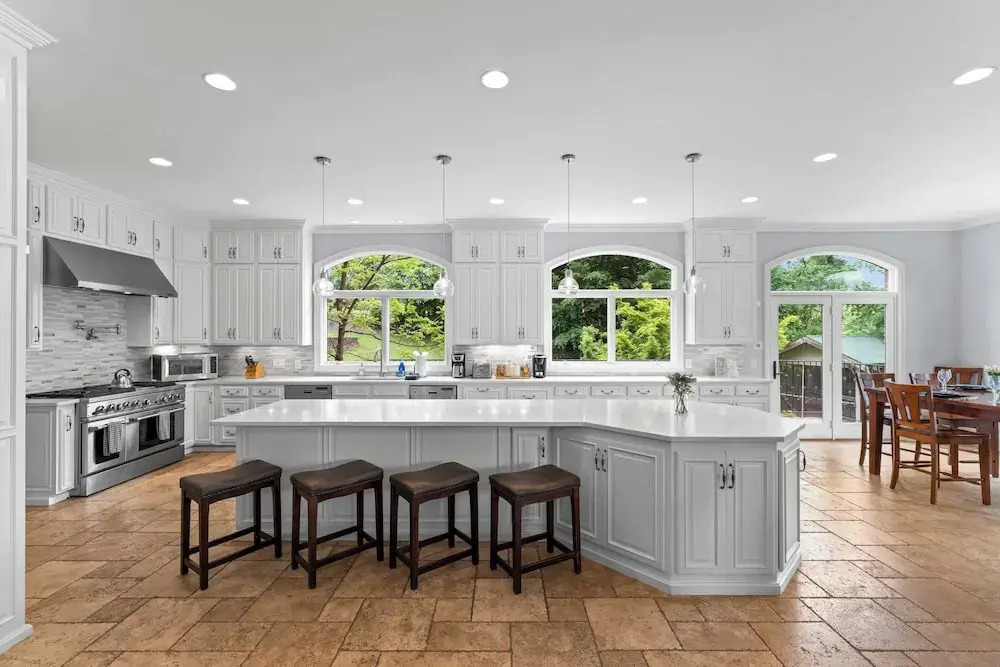 Flip Flop Therapy by Avantstay Lakefront Home w/ Game Room & Dock Access