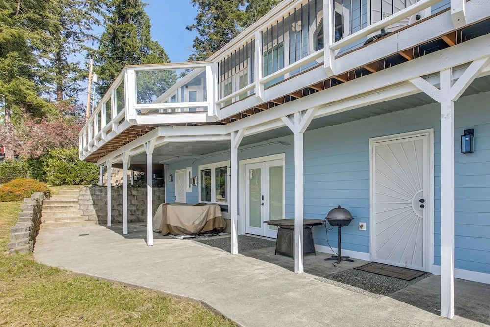 Waterfront PNW Escape w/ Deck & Beach Access!