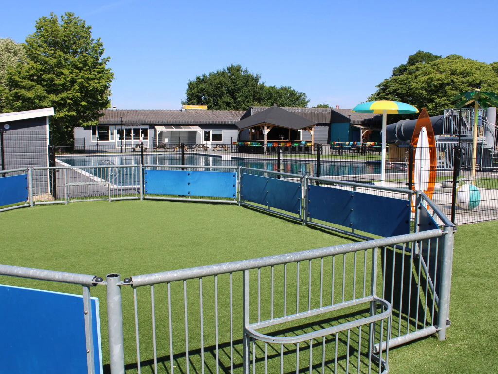 Nice chalet with a dishwasher, in a holiday park at a recreational lake