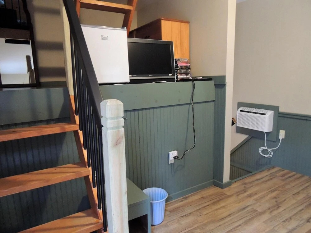 Gray Logs W/tiny House 1 Bedroom Home
