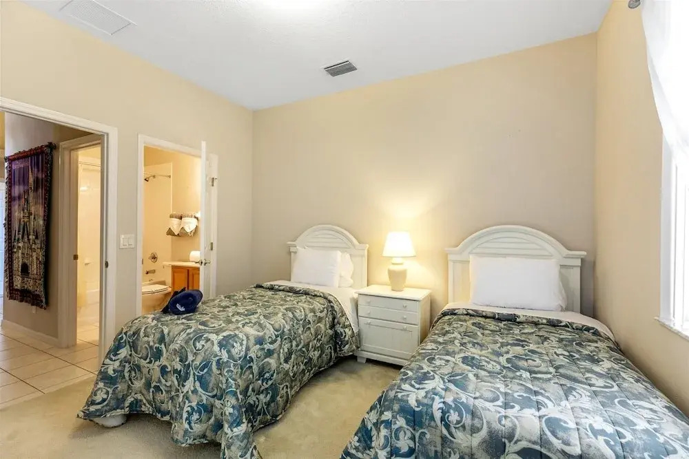 Beautiful 4 Bedroom, 4.5 Bathroom Villa on a Large Corner lot With South Facing Pool & Spa - 502