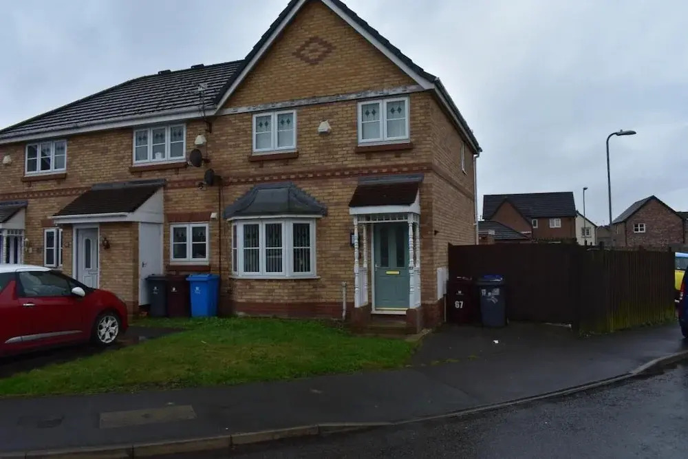 Charming Liverpool Home With Gardens and Parking