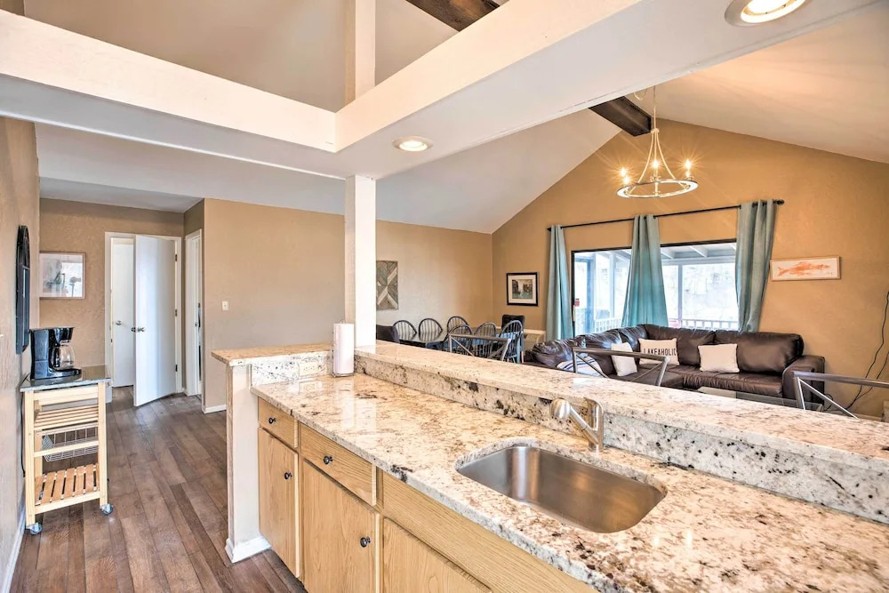 Resort-style Lake Ozark Gem: Brand New Hot Tub!
