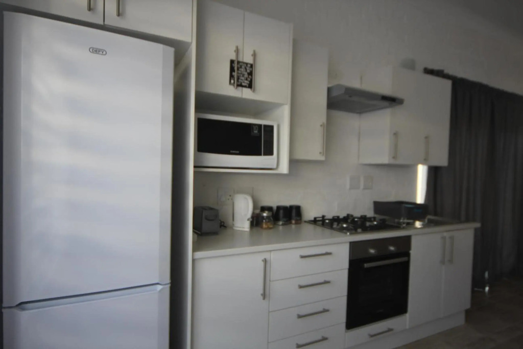 The Lily House Hermanus - Central Private Cottages