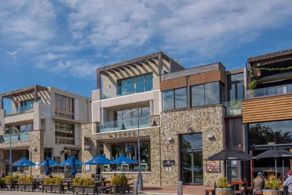 Apartment On Ardmore - Sleeps 4 - Central Location - Lake Views