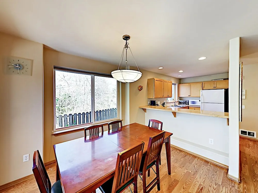 W/ Patio Short Walk To Bus Line 2 Bedroom Townhouse