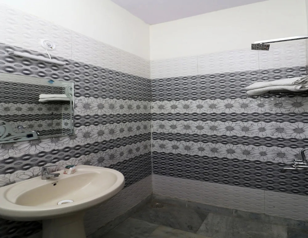 Oyo 13136 Hotel Taj Ansh 2