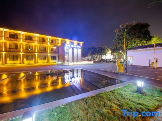 Zhangjiajie Tianchong Yunhai Courtyard Hotel-At the East gate of Zhangjiajie National Forest Park English Butler, Free Luggage Storage, Tour Plan -reserve tickets for various scenic spots-Self-Service Laundry