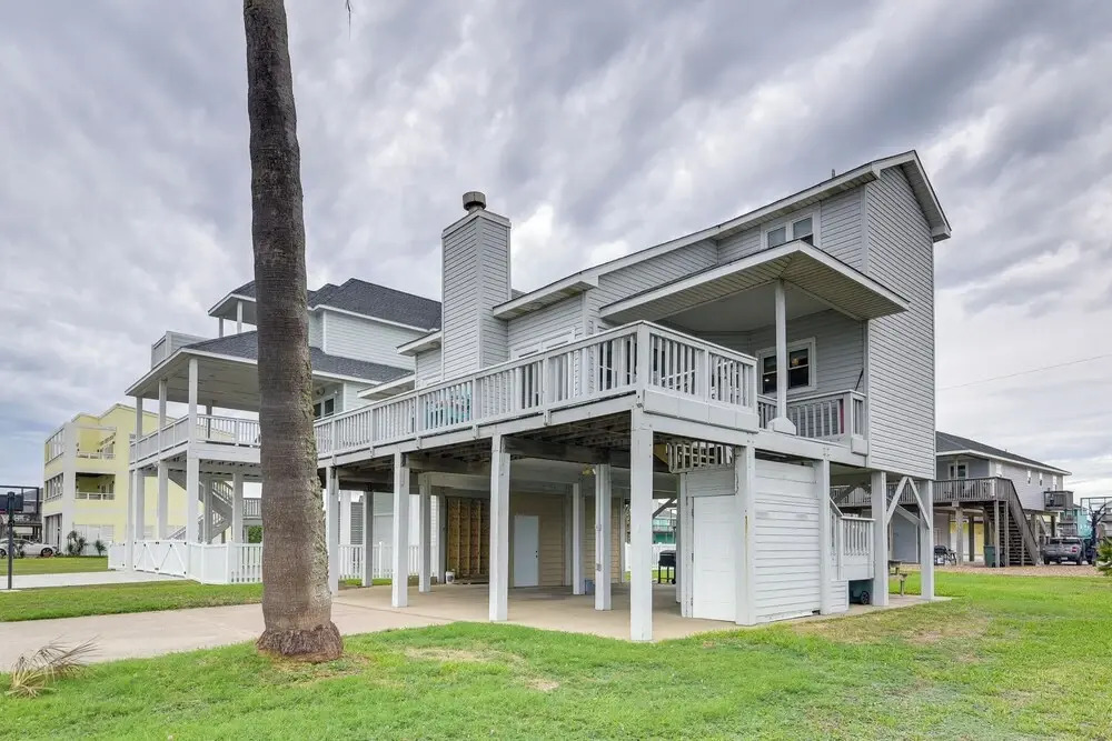 Pet-friendly Condo w/ Seasonal Pool in Galveston!
