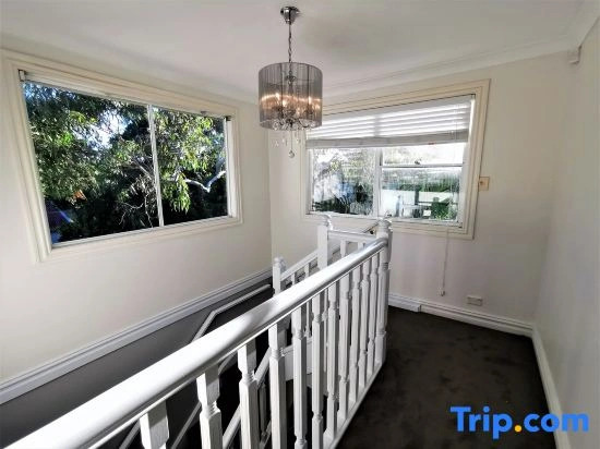 Sydney Meets Miranda, Comfy 4 Bedrooms Corner House
