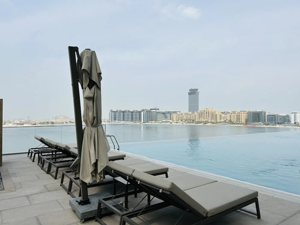StoneTree - Luxurious 1 BR with Private Beach Access