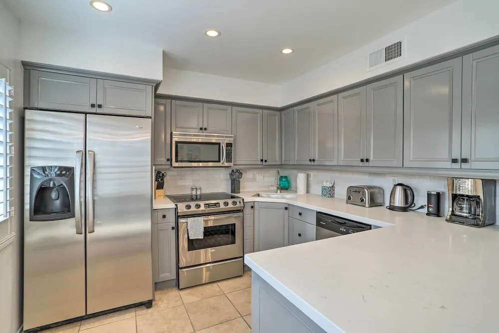 Modern Palm Springs Townhome Near Golf Courses