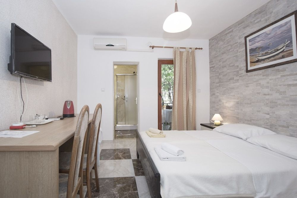 Apartments and rooms Eugenia