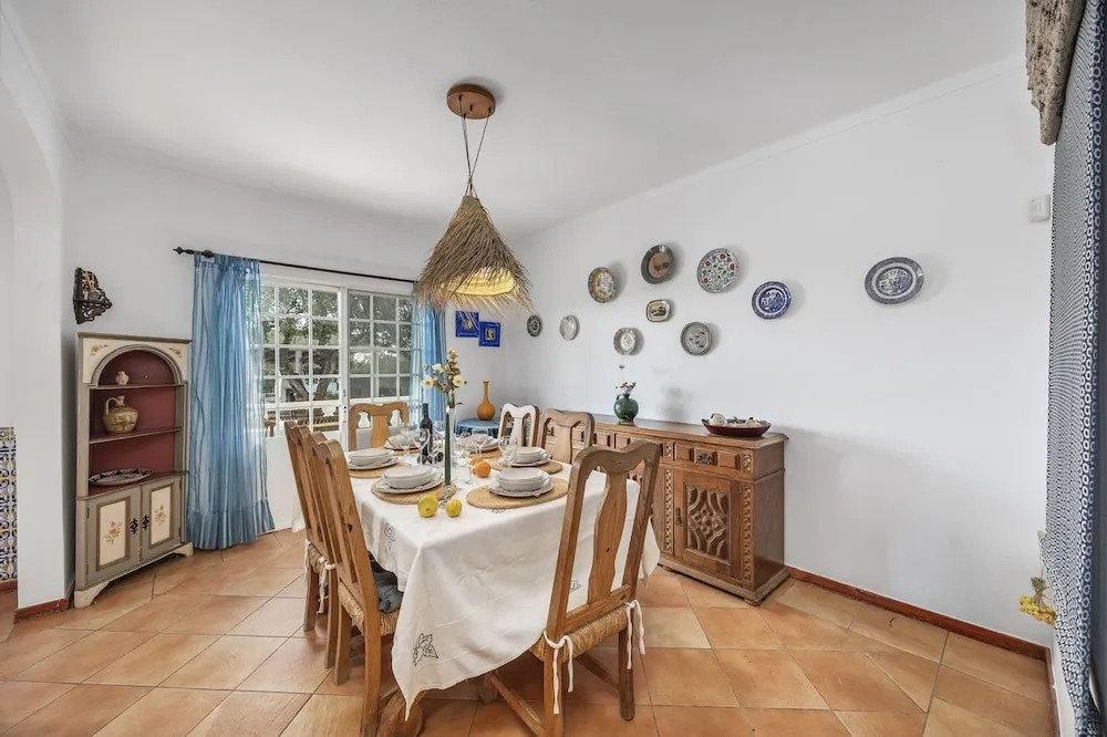 Muxima in Quelfes With 3 Bedrooms and 2 Bathrooms