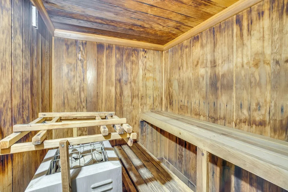 Grand Junction Condo: Balcony, Community Pool!