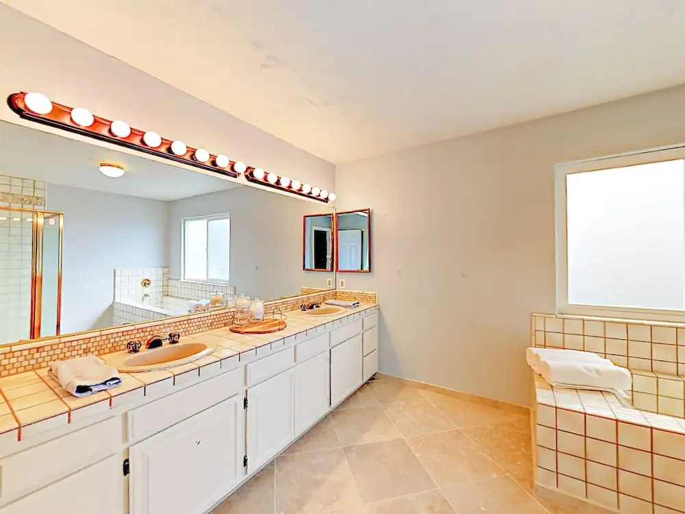 2311 Victoria Avenue Home 3 Bedrooms 2.5 Bathrooms Home
