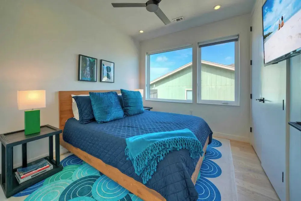 Sleeps 20 2 Modern Homes w/ Private Pool, Deck+patio 3-min Walk to the Beach