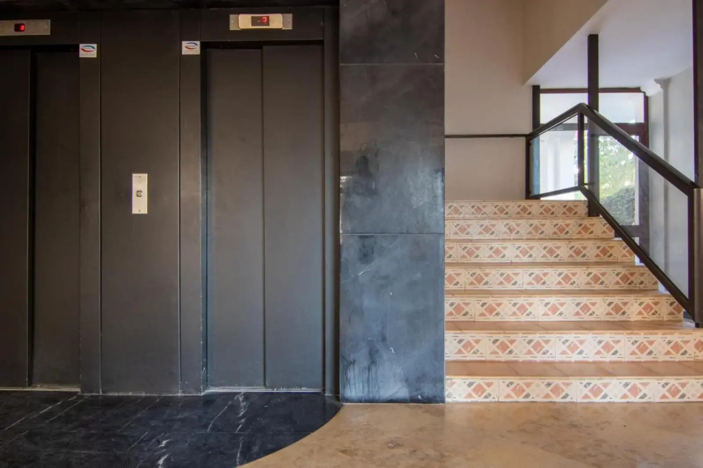 A Modern CBD APT with Pool & Gym - 2 min walk to Beach