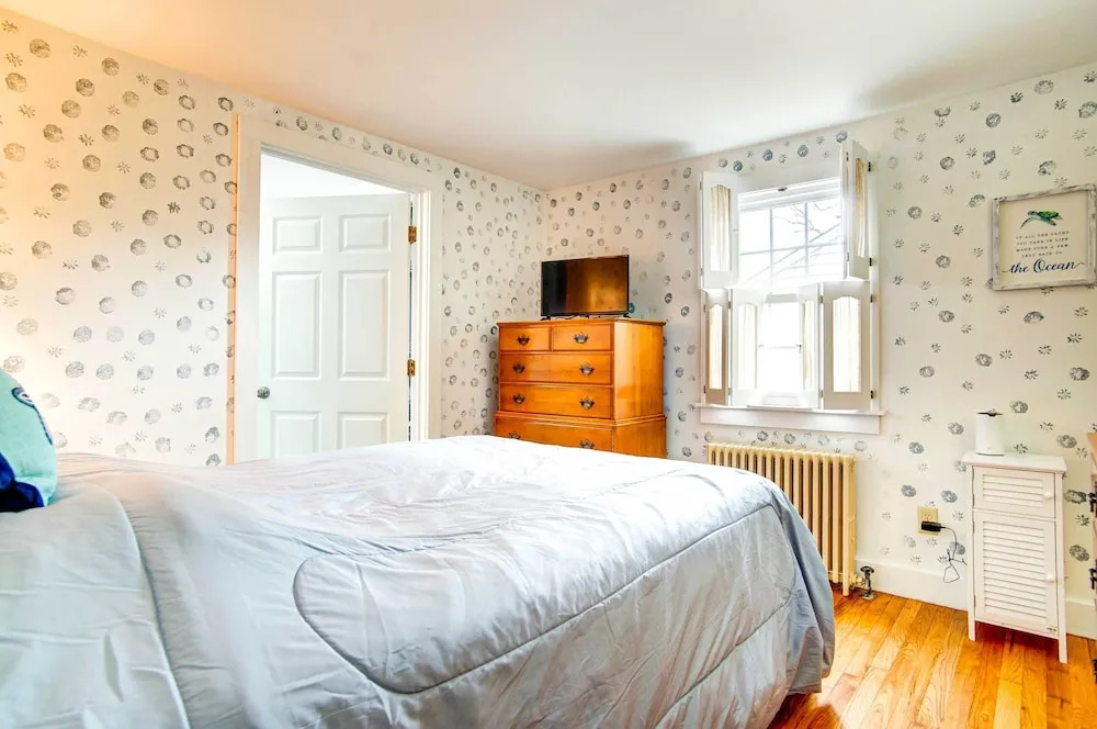 2 Mi to Beach: Walkable Coastal Gem in Hyannis