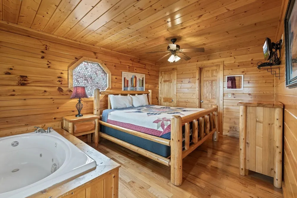Panoramic View 6 Bedroom Cabin by RedAwning