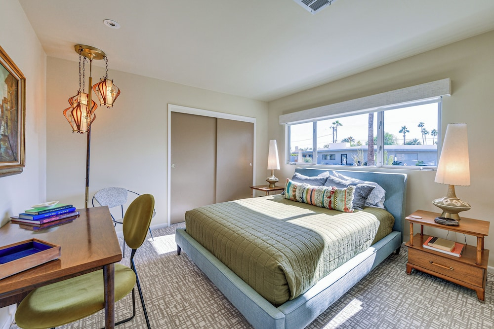 2 Mi to Downtown: Luxe Palm Springs Home!