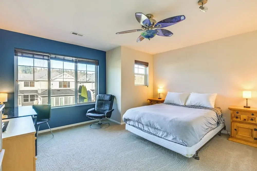 Spacious Kent Home Near SeaTac Airport w/ Patio