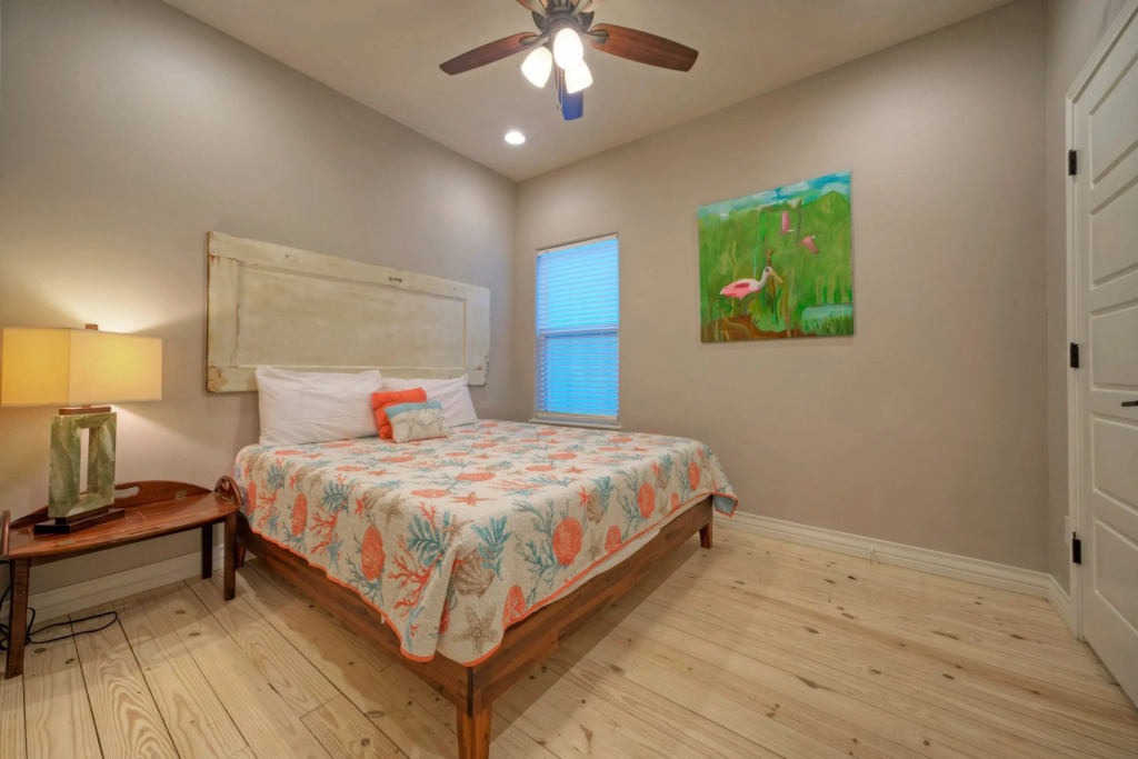 Cole's Cabin by Avantstay Coastal Retreat Pool Access, Balcony, Water Views + Mins to Beach