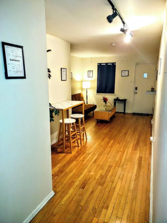 Room in Guest Room - Cozy Bedroom Close to Downtown