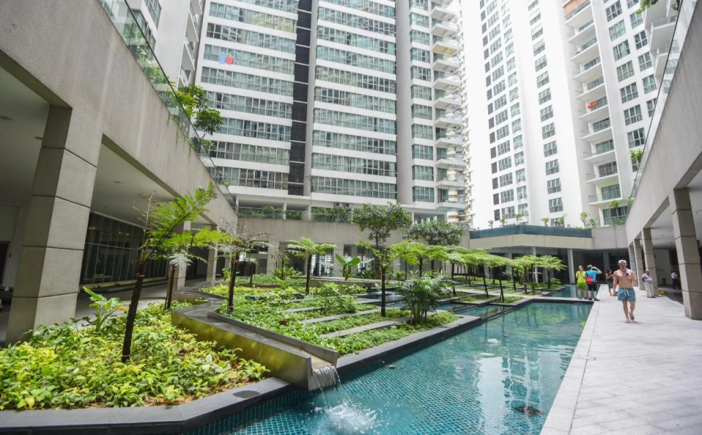 REGALIA RESIDENCE KLCC VIEW INFINITY POOL by BT RZQNA