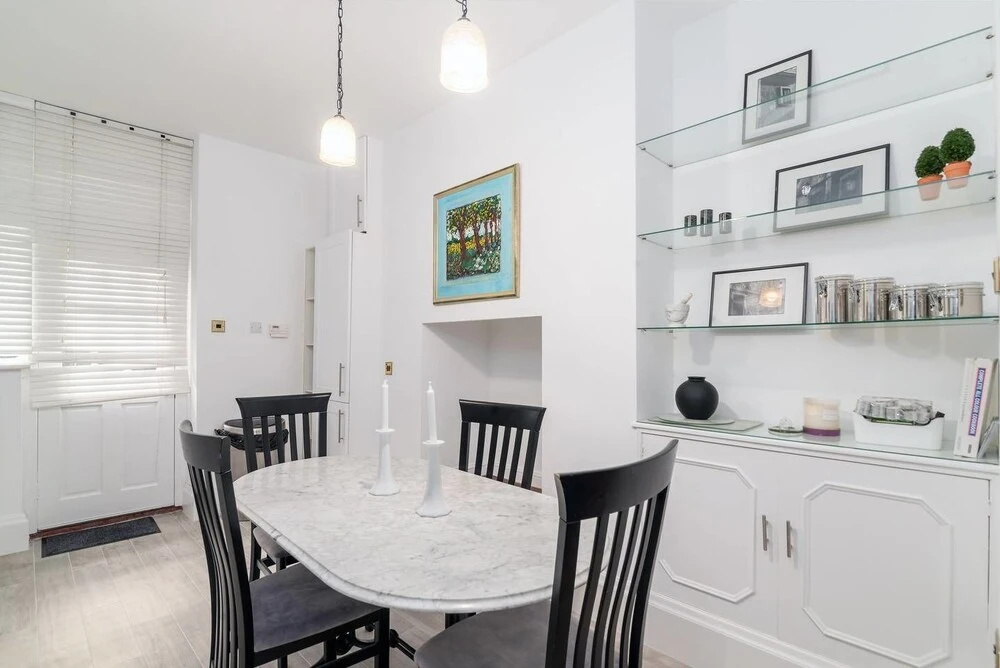 Lovely 1BR Home Near Holland Park, 4 Guests