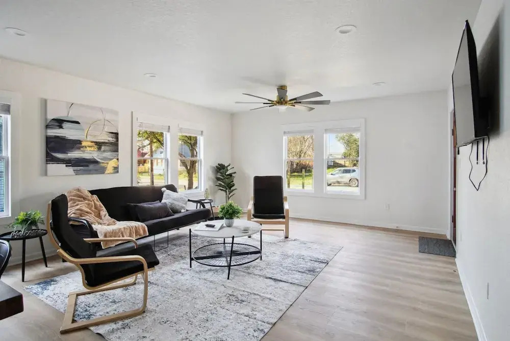 Stylish & Spacious Comfort 4br/3ba Downtown Gem!