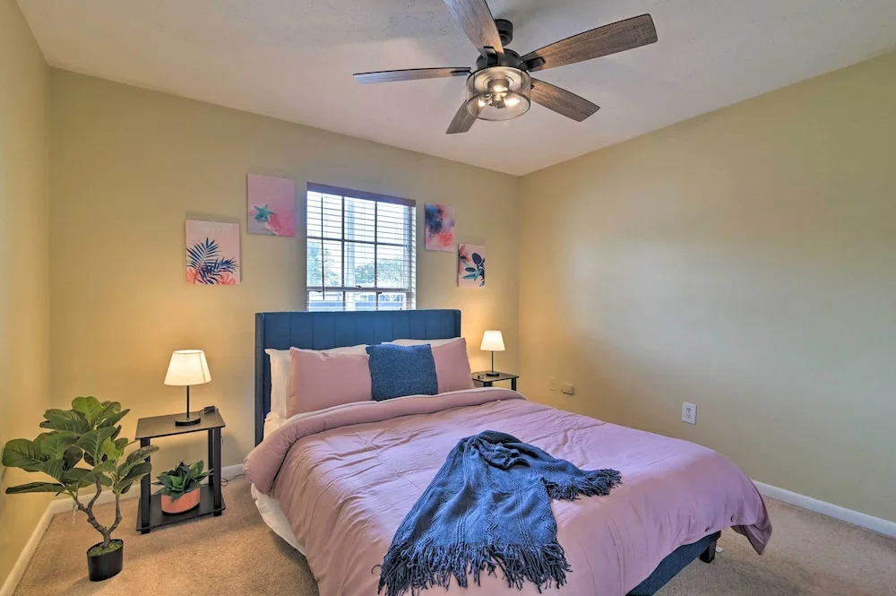 Grand Valrico Home w/ Deck, Fire Pit & Yard!