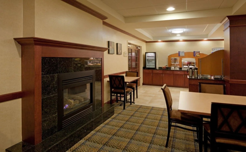 Holiday Inn Express & Suites Rochester by IHG
