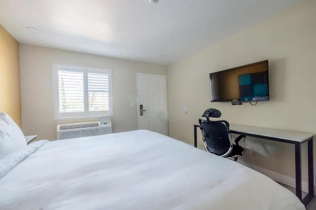Hotel Avenida Victorville I 15