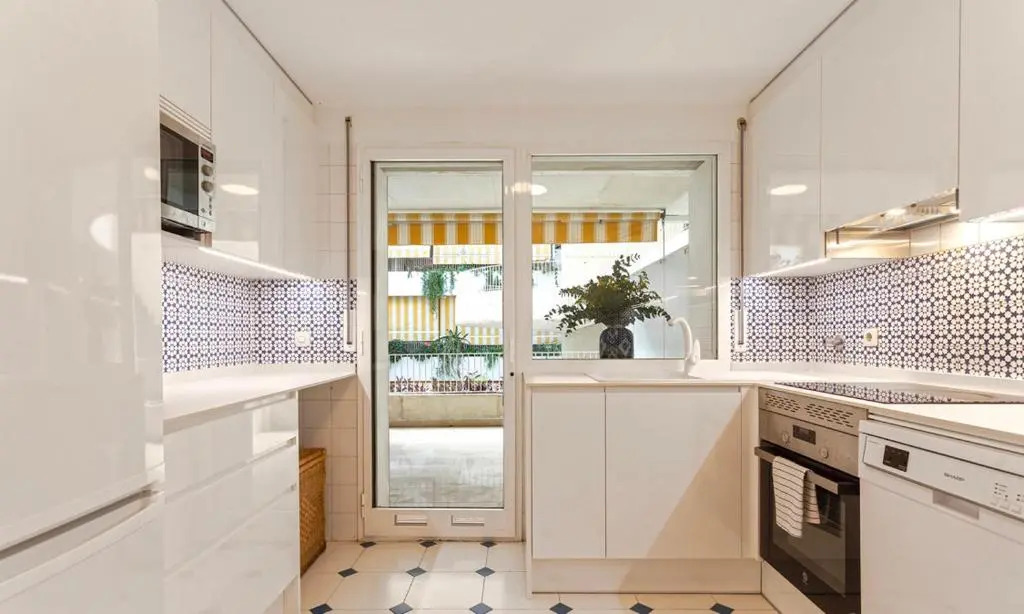 Beautiful 3BEDROOMS/2BATH/Golden Mile