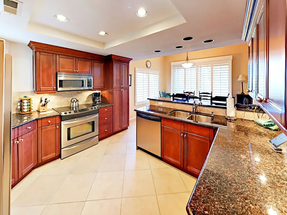 Oak Tree Condominium 3 Bedrooms 2 Bathrooms Condo