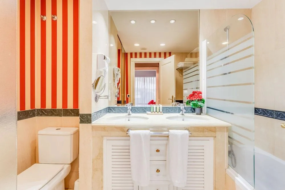 Apartamentos Guadalpin Suites