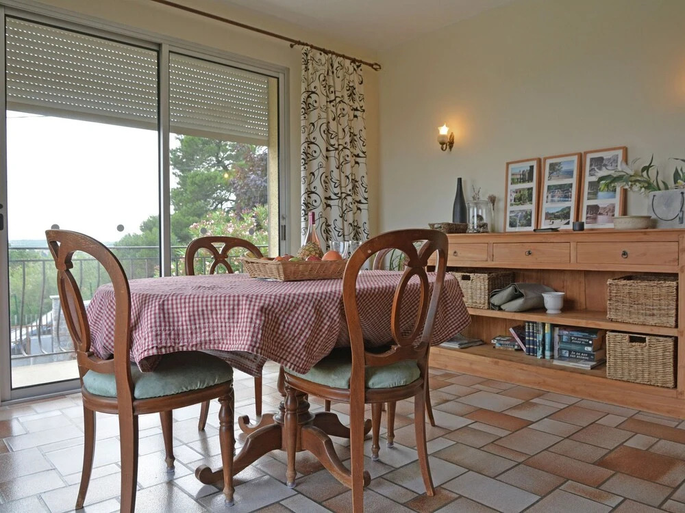 Single storey cottage with view on the Medieval city