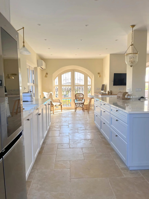 18024 - Superb Villa Near Beach With Heated Pool