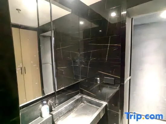 Ruisen River View Esports Hotel (Jiangbeizui Liujia Wharf Branch)