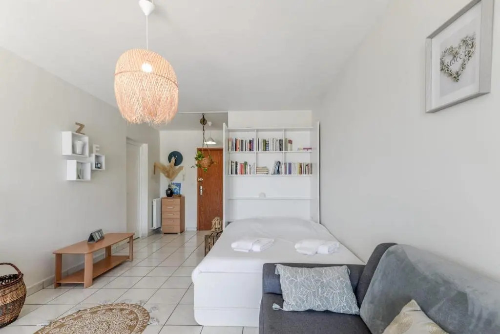 Nice studio with stunning views of the mountains near the lake