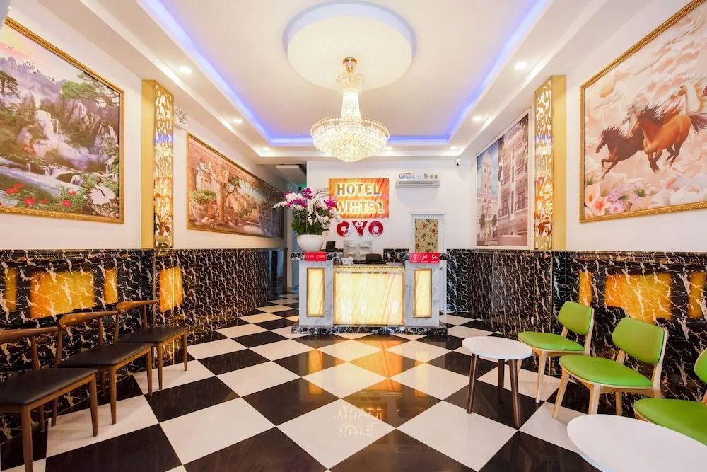 OYO 471 White 1 Hotel