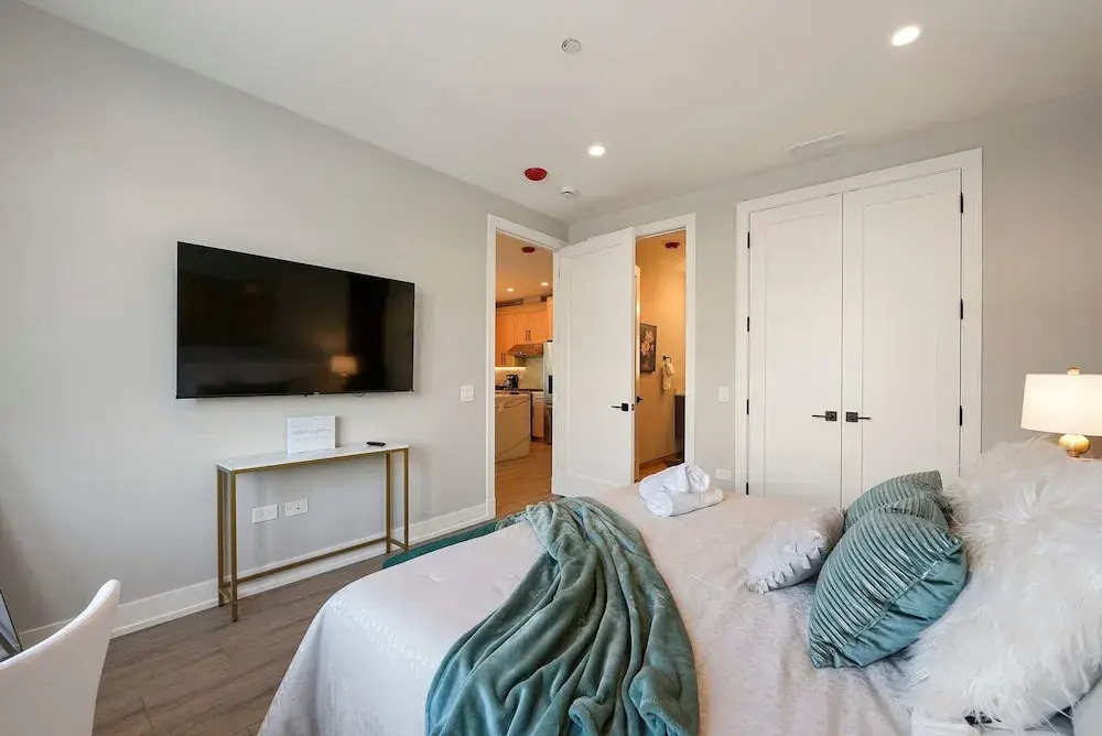 Welcoming Month Long Stays 2BD 2BA With Parking