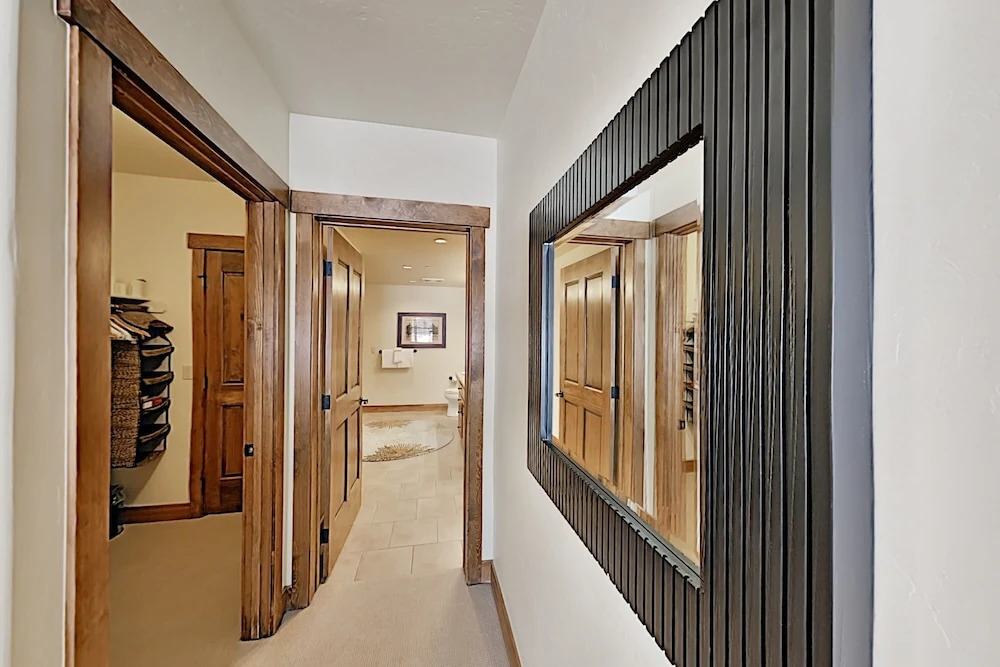 Slopeside : Hot Tub, Walk To Lifts & Village! 2 Bedroom Condo