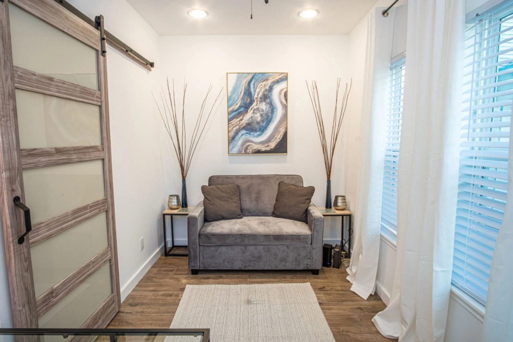 5BR/4BA House Sleeps 20 Downtown