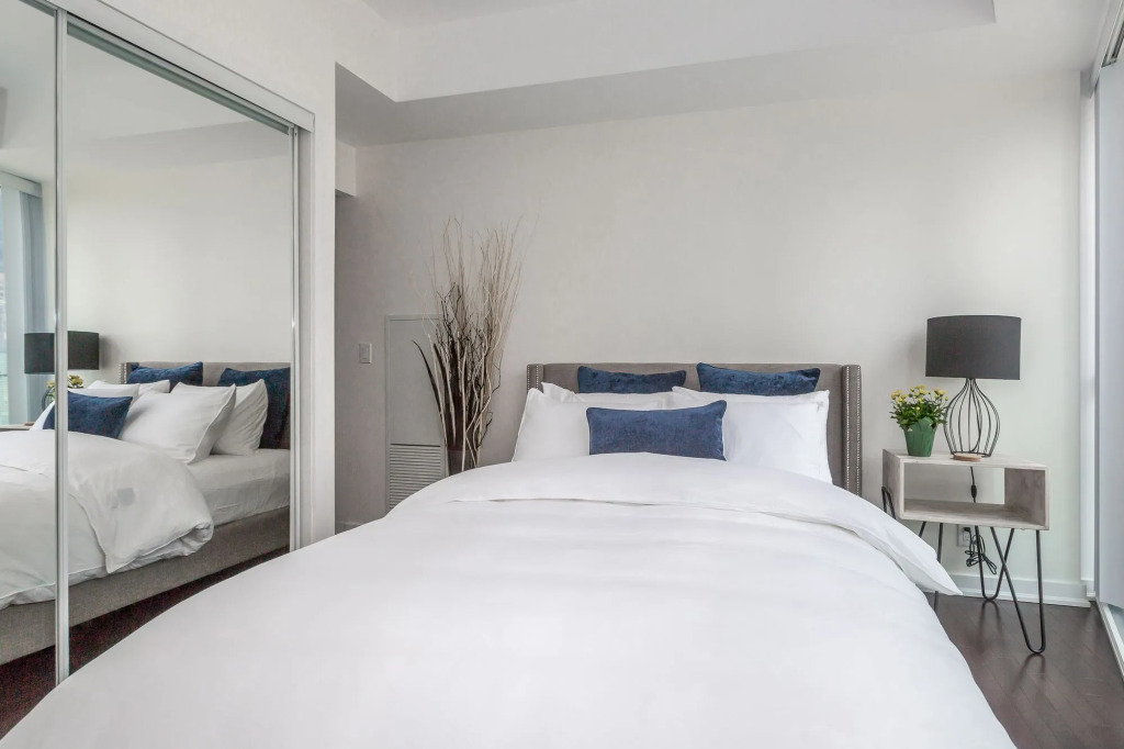 Noel Suites-York St and Lakeshore Blvd