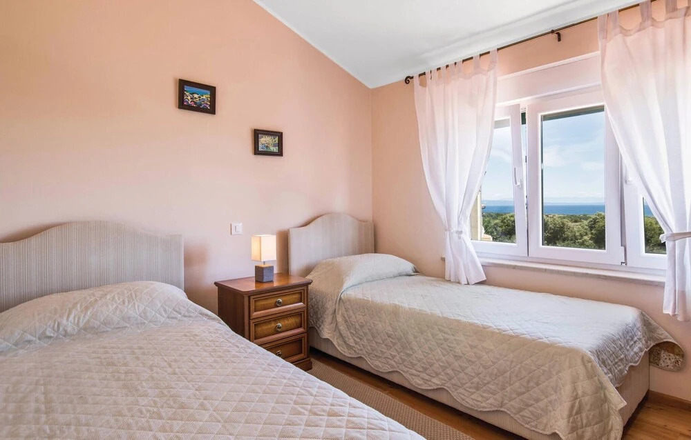 Nice Home in Liznjan With Wifi and 4 Bedrooms